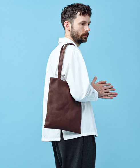 MR.OLIVE E.O.I / WATERPROOF WASHABLE LEATHER FLAT TOTE BAG(MEDIUM) ミスターオリーブ/ウォータープルーフウォッシャブルレザー/フラットトートバッグ(MEDIUM)